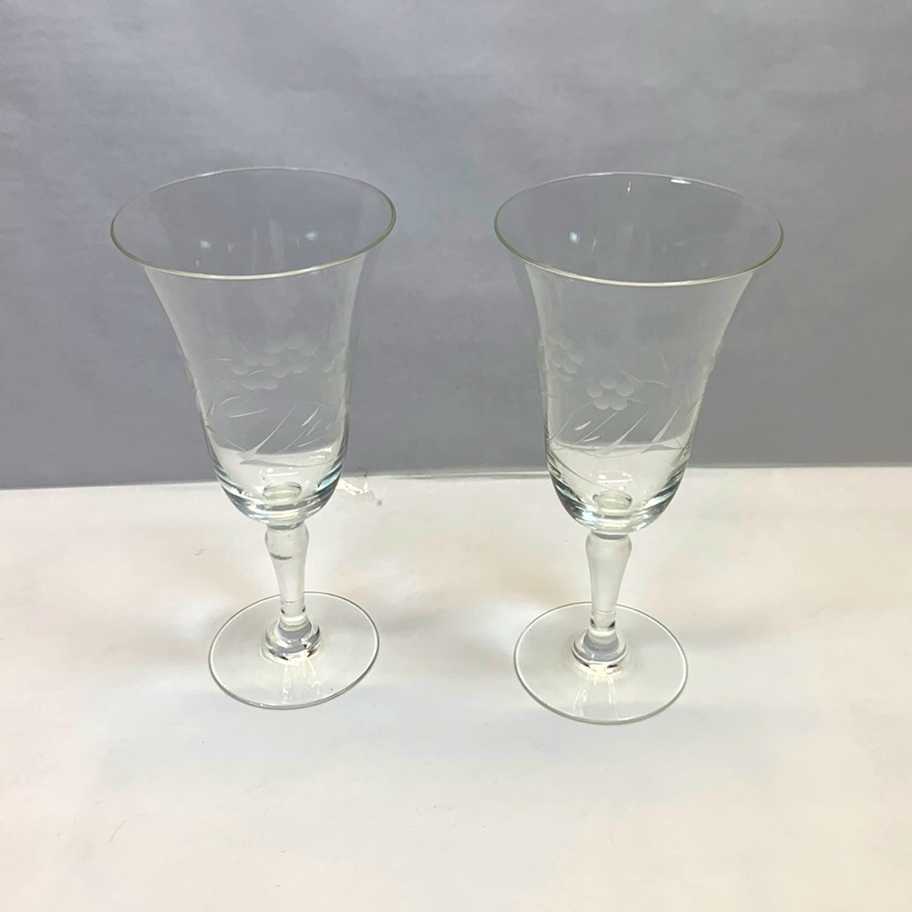 Princess House set 2 wine glasses